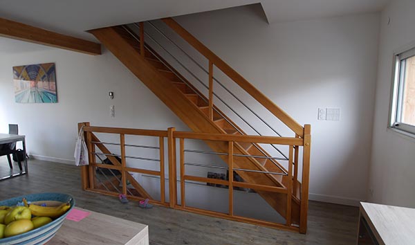 Le rôle esthétique important de l’escalier bois. Conception FranceMaisons-idf