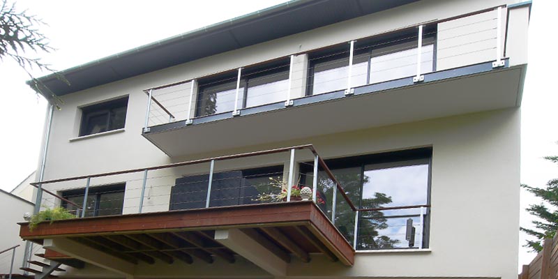 Terrasse et balcon. Deux manières de fixer les garde-corps